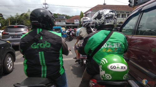 Dua pelaku ojek online yang beroperasi di Kota Malang. (Foto: Nurlayla Ratri/MalangTIMES)