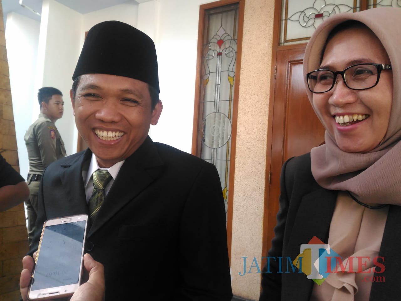 Inilah ekspresi Bupati dan wabup Lumajang saat dikonfirmasi terkait pria berinisial R. (Foto : Moch. R. Abdul Fatah / Jatim TIMES)