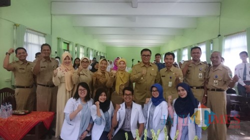 (Urutan kelima dari kanan atas) Kepala Puskesmas Janti Endang Listyowati bersama dengan Wawali Kota Malang Sofyan Edi (kanannya) dan seluruh petugas. (Foto: Imarotul Izzah/Malang Times)