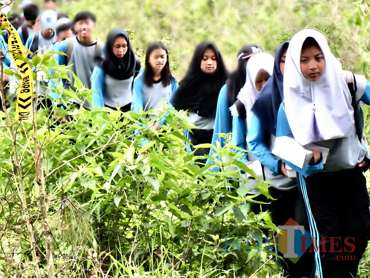 Pelajar saat menyusuri hutan di Kota Batu. (Foto: istimewa)