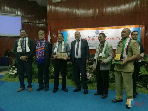 Rektor UB Nuhfil Hanani dan Wali Kota Hebron Tayseer Abu Sneineh (tengah) dan Kepala Barenlitbang Erik Setyo Santoso (paling kanan)