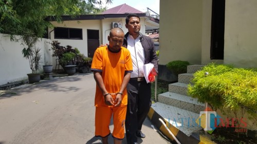 Budi Eistiyo tersangka persetubuhan anak kandung saat digelandang ke UPPA Polres Malang, Kabupaten Malang (Foto : Ashaq Lupito / MalangTIMES)