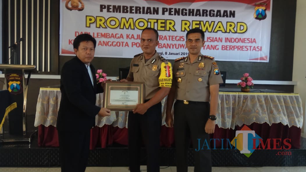 Aiptu Sutomo menerima penghargaan dari Direktur Lemkapi disaksikan Kapolres Banyuwangi AKBP Taufik Herdiansyah Zeinardi