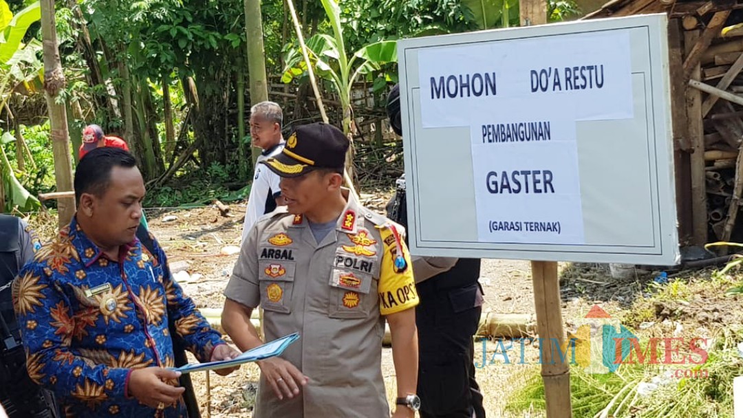 Kapolres Lumajang didampingi Kades Purwosono saat meninjau pembangunan Gaster. (Foto: Pawitra/JatimTIMES)
