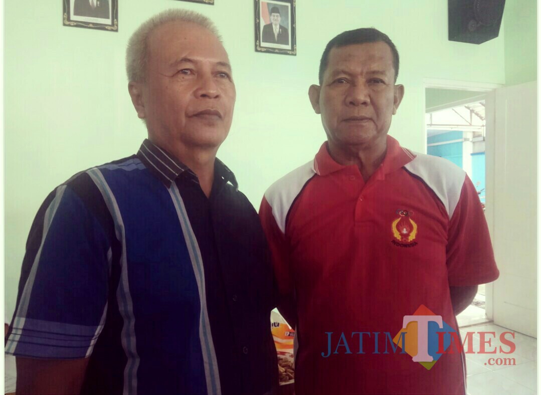 Ki Agus Syakur alias KGS (kiri) saat memberikan keterangan kecilnya anggaran KONI Banyuwangi.