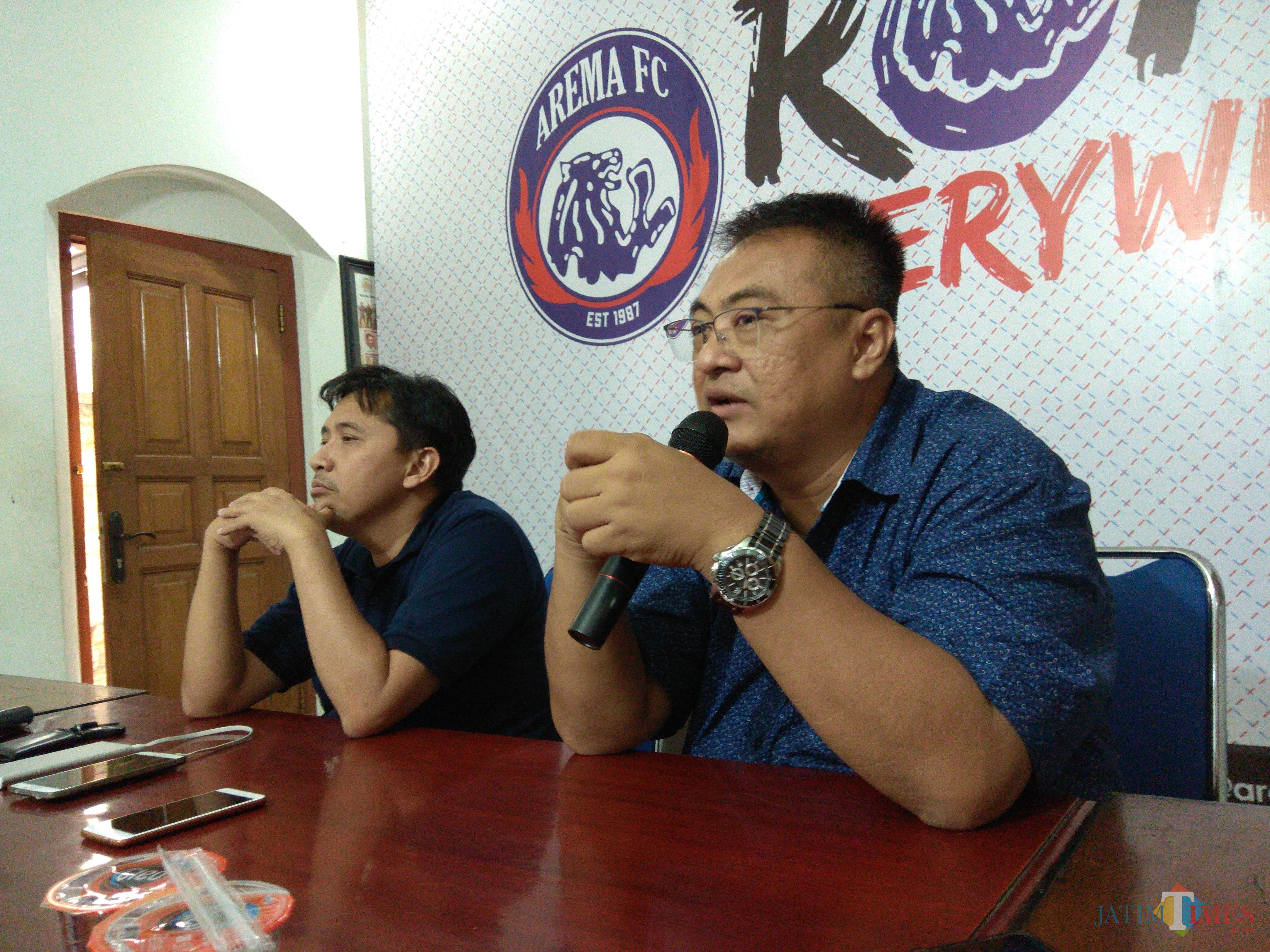 Media Officer Arema FC Sudarmaji (kiri) bersama General Manager Arema FC Ruddy Widodo (Hendra Saputra)