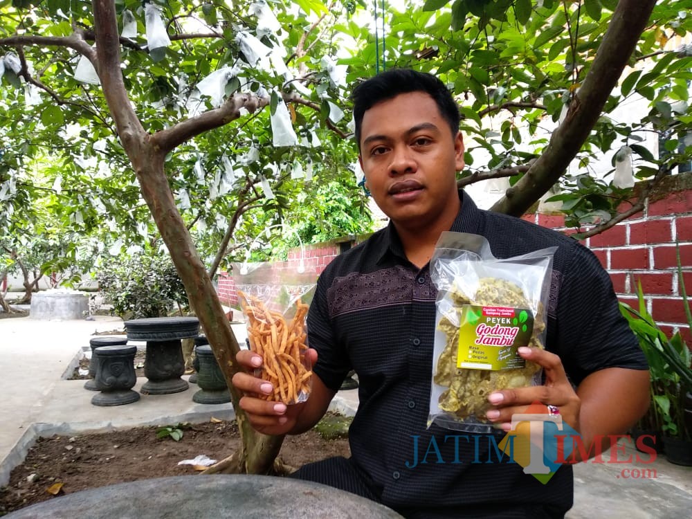 Mufid Rahardja menunjukkan produk olahan Kampung Jambu Karangsono.(Foto : Team BlitarTIMES)