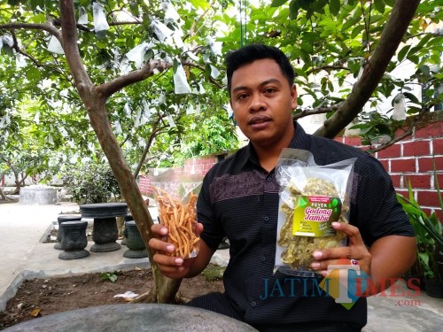 Mufid Rahardja menunjukkan produk olahan Kampung Jambu Karangsono.(Foto : Team BlitarTIMES)