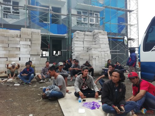 Para pekerja pembangunan rusunawa ASN melakukan mogok kerja karena 3 minggu belum dibayar oleh sub-kontraktor, Selasa (8/1). (Nana)