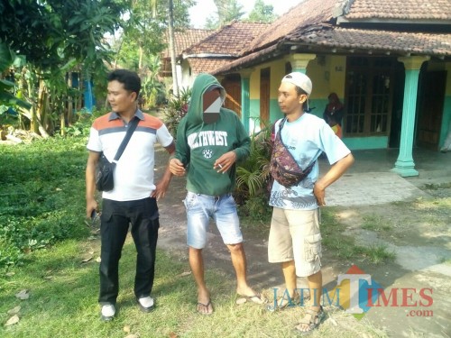 Pelaku saat dijemput petugas. / Foto : Dokpol / Tulungagung TIMES