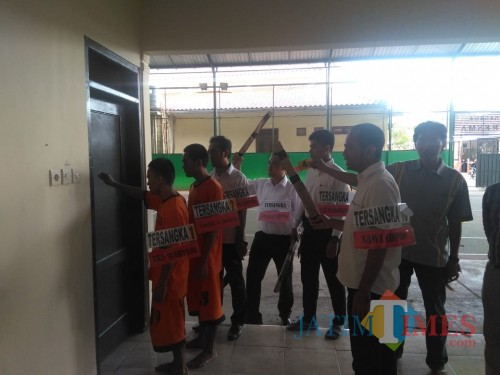 Petugas kepolisian Satreskrim Polres Malang saat melakukan rekonstruksi pembunuhan sadis di Kecamatan Turen, Kabupaten Malang (Foto : Ashaq Lupito / MalangTIMES)