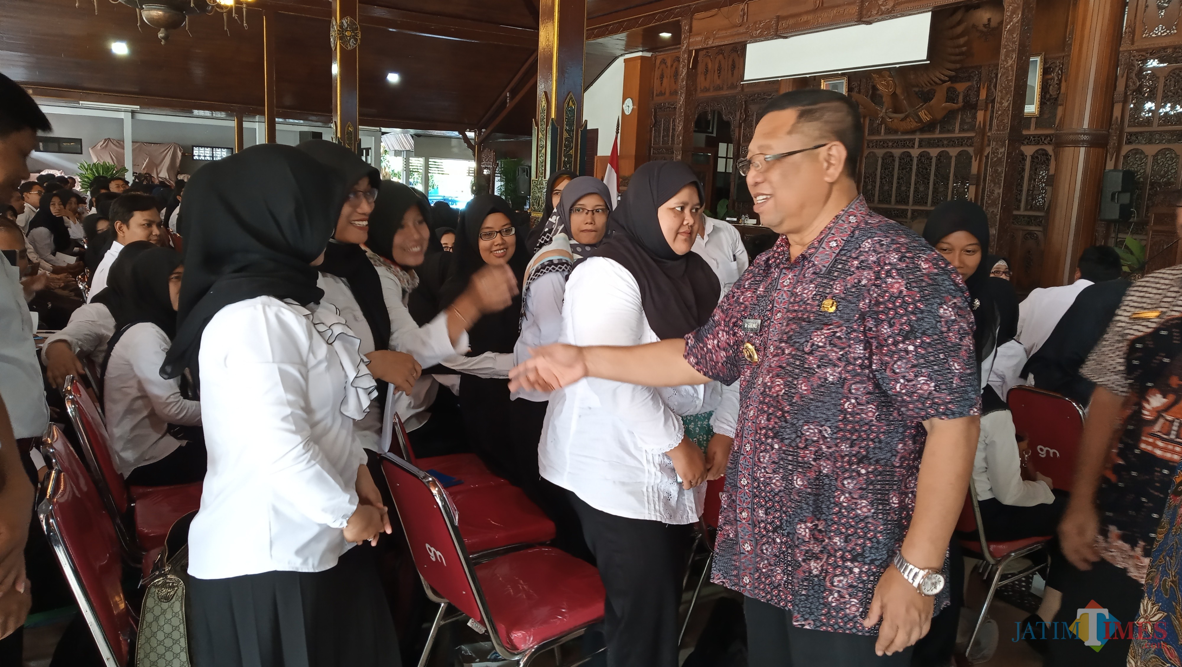 Plt Bupati Tulungagung Maryoto Birowo saat memberika selamat kepada CASN yang lolos seleksi. (foto : Joko Pramono/Tulungagungtimes)