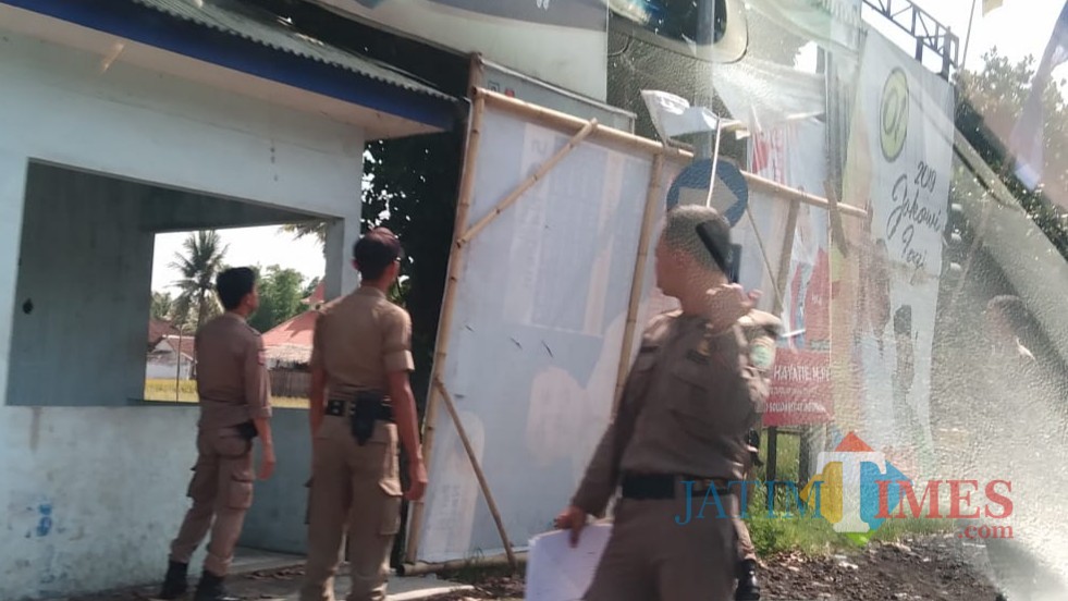 Sejumlah banner ditertibkan oleh Satpol PP Lumajang di pertigaan JLT. (Foto: Pawitra/JatimTIMES)