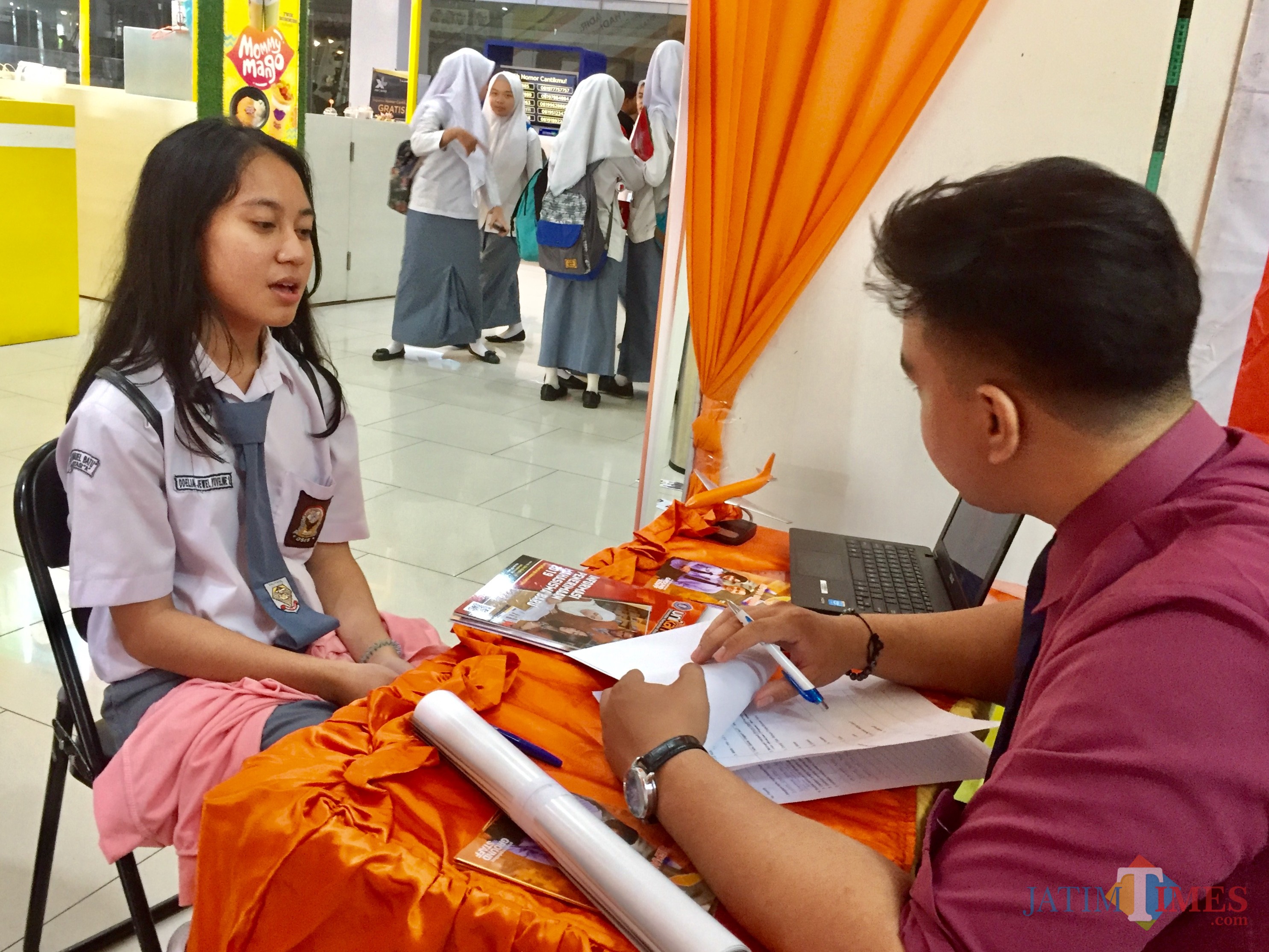 Siswi saat mengunjungi stan untuk mencari informasi di Pameran Pendidikan Lippo Plaza Batu, Selasa (8/1/2018). (Foto: Irsya Richa/MalangTIMES)
