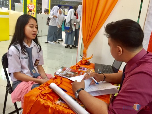 Siswi saat mengunjungi stan untuk mencari informasi di Pameran Pendidikan Lippo Plaza Batu, Selasa (8/1/2018). (Foto: Irsya Richa/MalangTIMES)