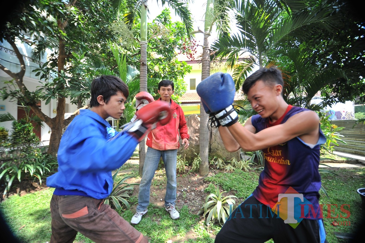 Anak di Kampung Anak Negeri saat sedang berlatih tinju.