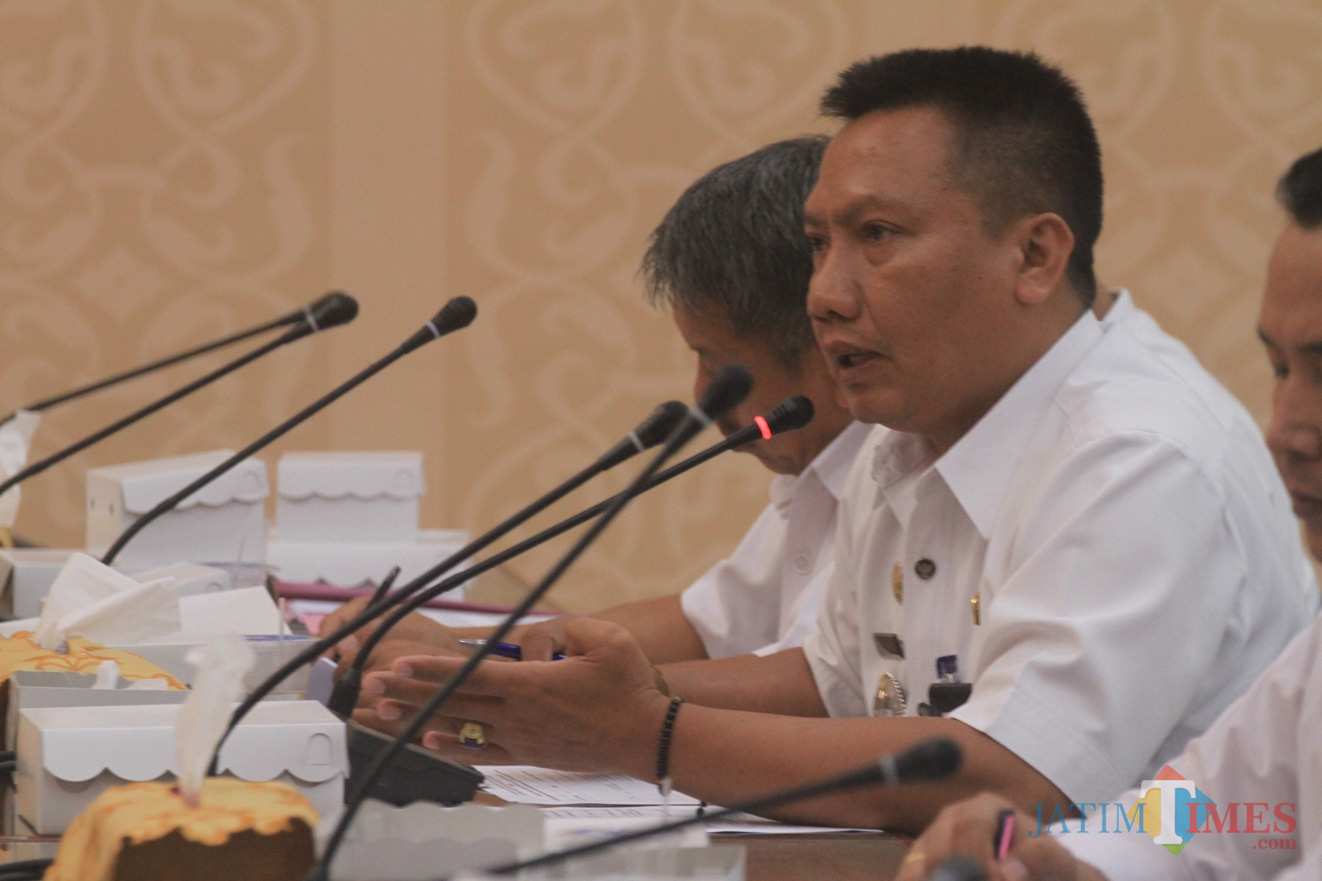 Camat Kedopok Imam Cahyadi saat menenyakan juklak dan juknis dana kelurahan pada rakor dengan komisi 1 (Agus Salam/Jatim TIMES)