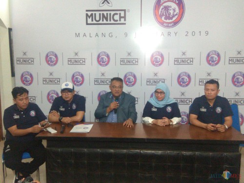 Dari kiri: Media Officer Sudarmaji, Manager Bisnis Yusrinal Fitriandi, General Manager Ruddy Widodo dan dua perwakilan dari Munich-X Indonesia (Hendra Saputra)