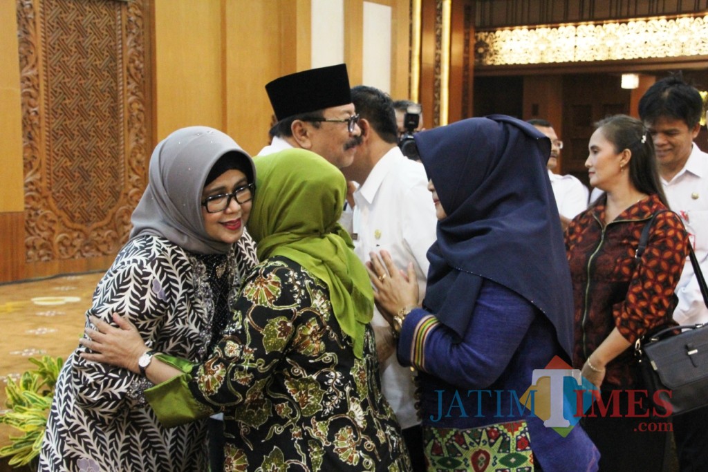 Dr H Soekarwo beserta Ibu Dra Hj Nina Soekarwo bersilaturahmi dengan seluruh staf di lingkungan Pemprov Jatim.