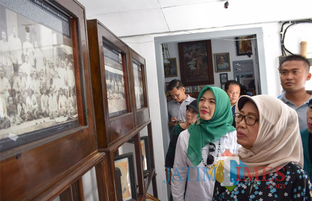 Ibunda Presiden Jokowi, Sujiatmi Notomihardjo, mengamati foto-foto perjuangan Bung Karno di Istana Gebang. (Foto:M.Prayogo/BlitarTIMES)