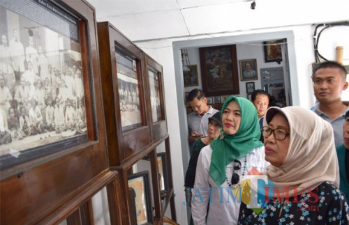 Ibunda Presiden Jokowi, Sujiatmi Notomihardjo, mengamati foto-foto perjuangan Bung Karno di Istana Gebang. (Foto:M.Prayogo/BlitarTIMES)