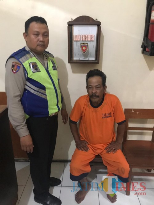 Karim tersangka penggelapan saat diamankan ke Polsek Poncokusumo, Kabupaten Malang (Foto : Polsek Poncokusumo for MalangTIMES)