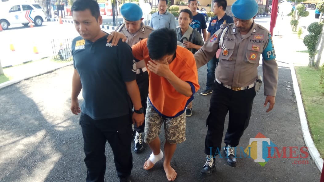 Pelaku begal Ketua IPPNU Banyuwangi digiring petugas