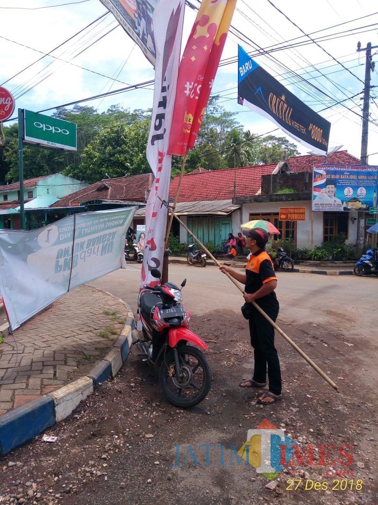Petugas saat menertibkan Alat Peraga Kampanye yang menyalahi aturan, Kabupaten Malang (Foto : Bawaslu Kabupaten Malang for MalangTIMES)
