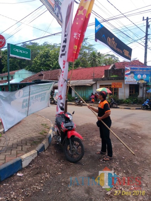 Petugas saat menertibkan Alat Peraga Kampanye yang menyalahi aturan, Kabupaten Malang (Foto : Bawaslu Kabupaten Malang for MalangTIMES)