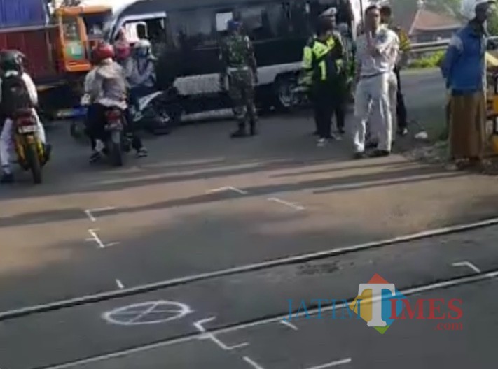 Polisi melakukan olah TKP.