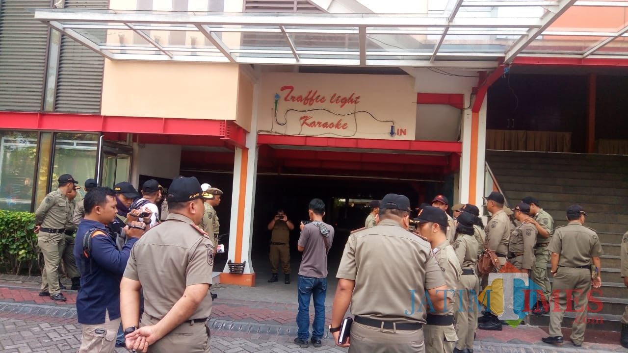 Satpol PP Kota Blitar saat menyegel karaoke Hotel Puri Perdana.(Foto : Aunur Rofiq/BlitarTIMES)