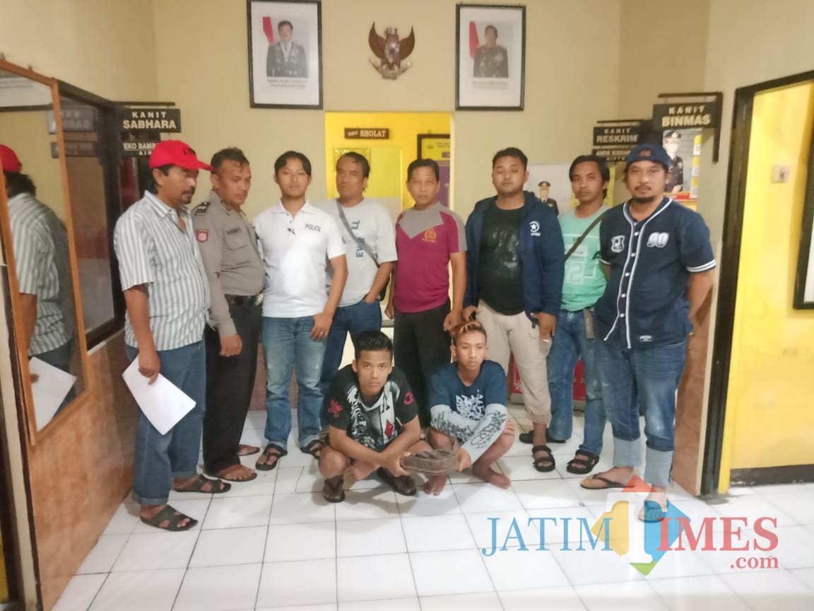Tersangka pengeroyokan (jongkok) saat diglandang ke Mapolsek Poncokusumo, Kabupaten Malang (Foto : Polsek Poncokusumo for MalangTIMES)