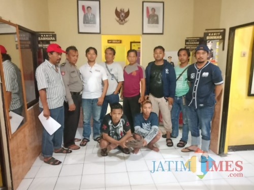 Tersangka pengeroyokan (jongkok) saat diglandang ke Mapolsek Poncokusumo, Kabupaten Malang (Foto : Polsek Poncokusumo for MalangTIMES)