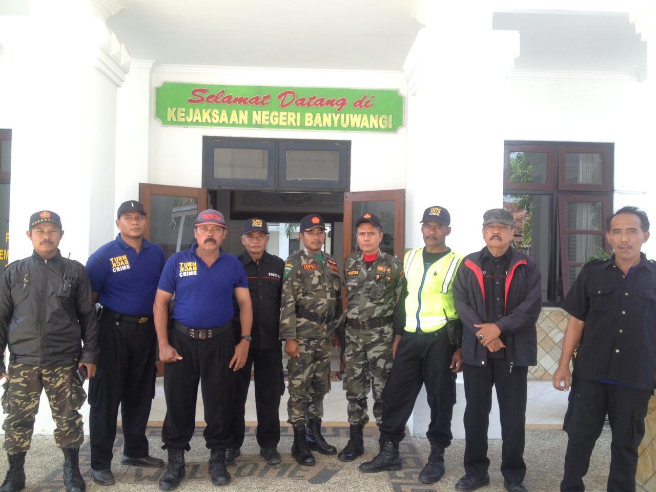 Anggota Forum Penyelamat NKRI saat berada di kejaksaan Negeri Banyuwangi.