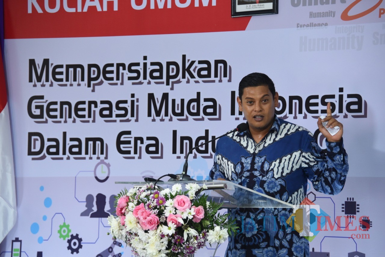 Menristek disambut Wali Kota Kediri saat mengunjungi Poltek II Kediri. (eko Arif s /JatimTimes)
