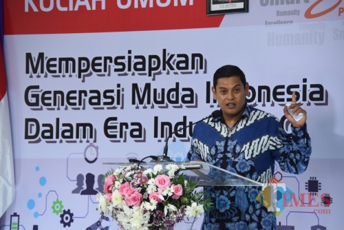 Menristek disambut Wali Kota Kediri saat mengunjungi Poltek II Kediri. (eko Arif s /JatimTimes)