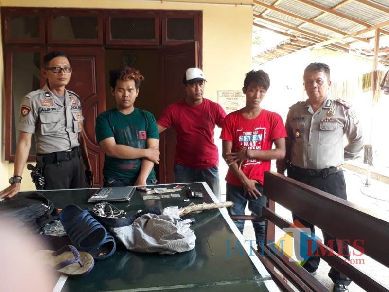 Dua pemuda saat diamankan di Polsek Mangaran. ( Foto Sony Haryono / Situbondo TIMES)
