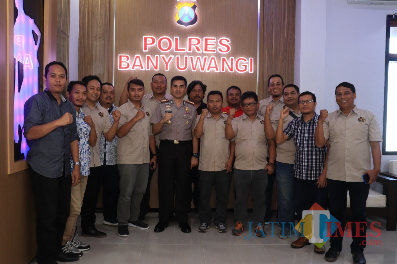 Kapolres Banyuwangi Berfoto bersama dengan anggota PWI Banyuwangi.