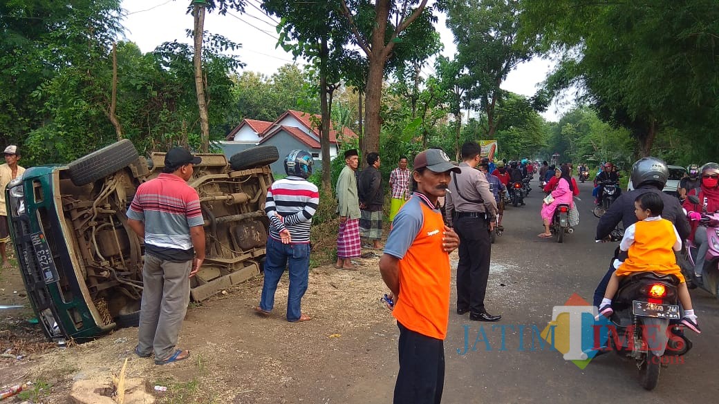 Kendaraan pelaku yang remuk dan tergulung menjadi tontonan pengendara dan warga (Agus Salam/Jatim TIMES)