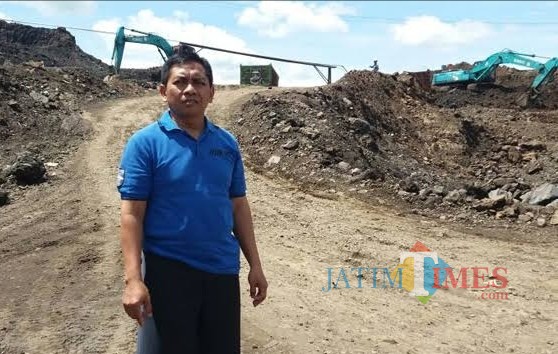 Kepala Bappeda Kabupaten Malang Tomie Herawanto saat berada di lokasi pembangunan jalan tol. (dok MalangTIMES)