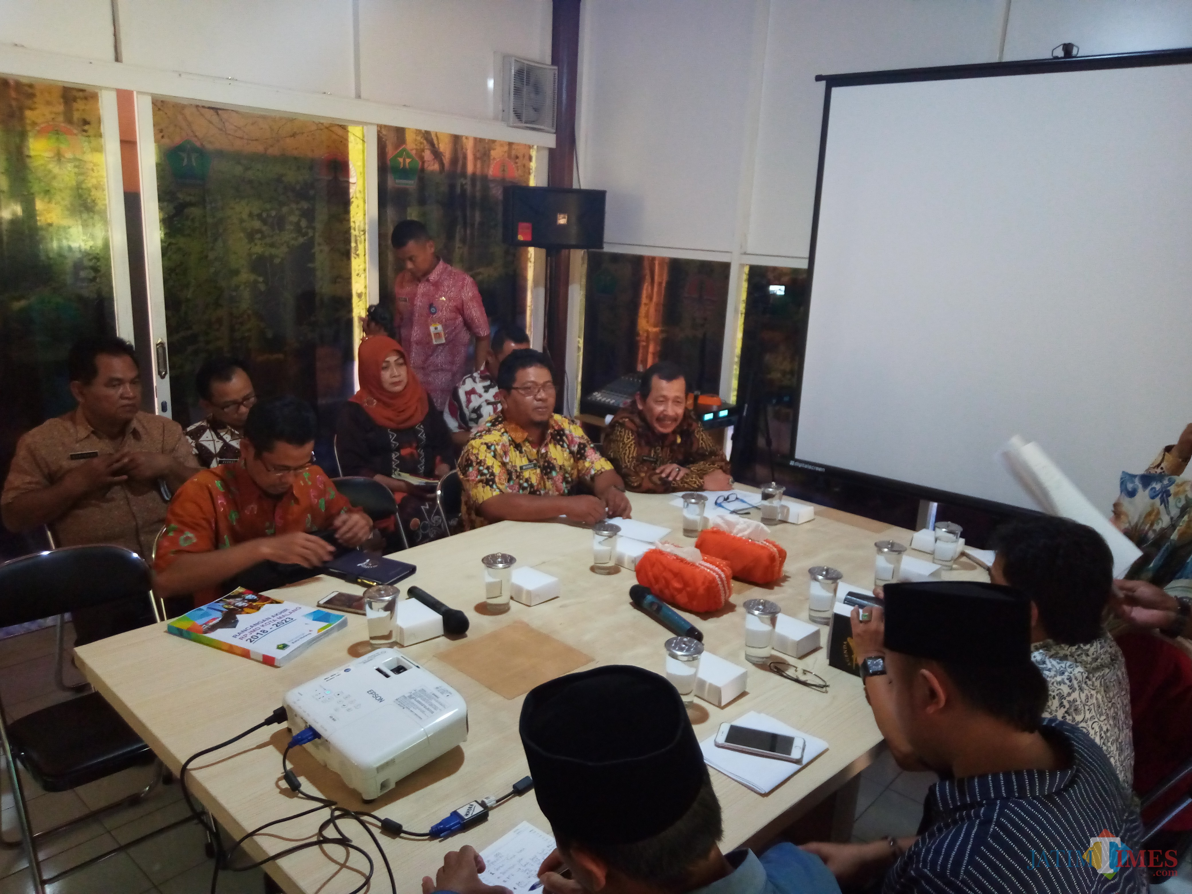 Kepala DLH Agoes Edy P. (paling kanan) saat menemui Komisi C DPRD Kota Malang.(Anggara Sudiongko/MalangTIMES)