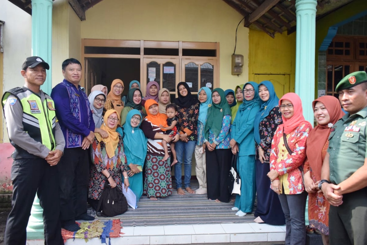 Ketua TP PKK Kota Kediri bersama tim ketika mengunjungi ibu hamil di Kelurahan Ngronggo. (Foto: Ist)