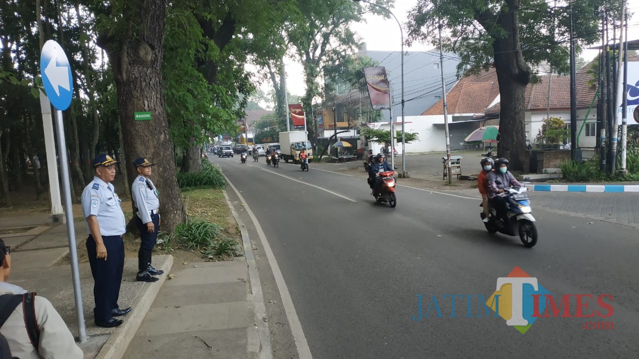 Lalu lintas di Jalan Jakarta terpantau lancar usai penetapan rekayasa satu arah dengan Jalan Simpang Ijen, Kota Malang. (Foto: Nurlayla Ratri/MalangTIMES)