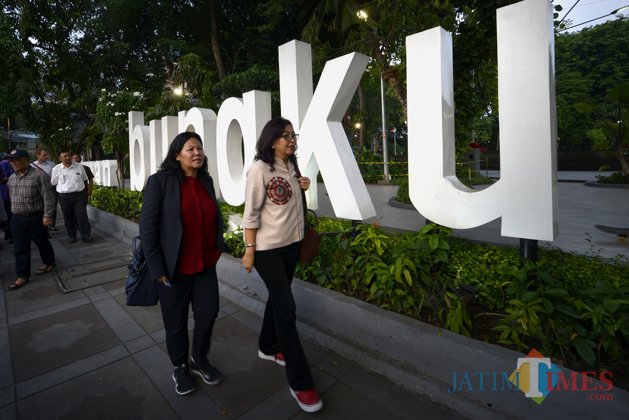Perwakilan delegasi ketika meninjau Taman Bungkul.
