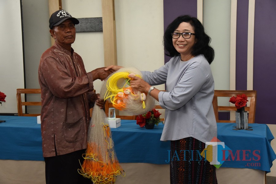 Salah satu nelayan di Surabaya saat mendapatkan bantuan jaring