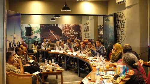 Wali Kota Kediri Abdullah Abu Bakar saat melakukan diskusi persiapan menyambut exit tol dan bandara. (eko Arif s /JatimTimes)