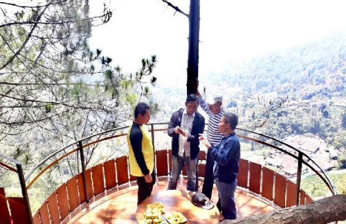 Dari kanan Wakil Wali Kota Batu Punjul Santoso, Plt Kepala Dinas Pariwisata Imam Suryono, bersama pihak perhutani berdiskusi pengembangan wisata Dusun Brau di area Goa Pinus, Desa Gunungsari, Kecamatan Bumiaji, beberapa saat lalu. (Foto: istimewa)