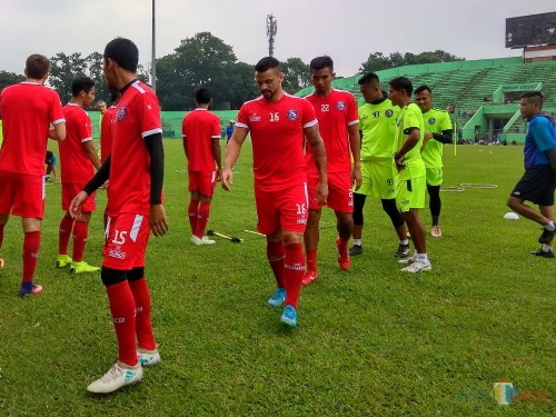 Striker asing baru Arema FC, Robert Lima Guimaraes (nomor 16) (Hendra Saputra)