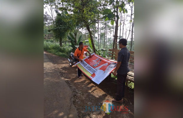 Panwascam saat melakukan penertiban APK (dok MalangTIMES)