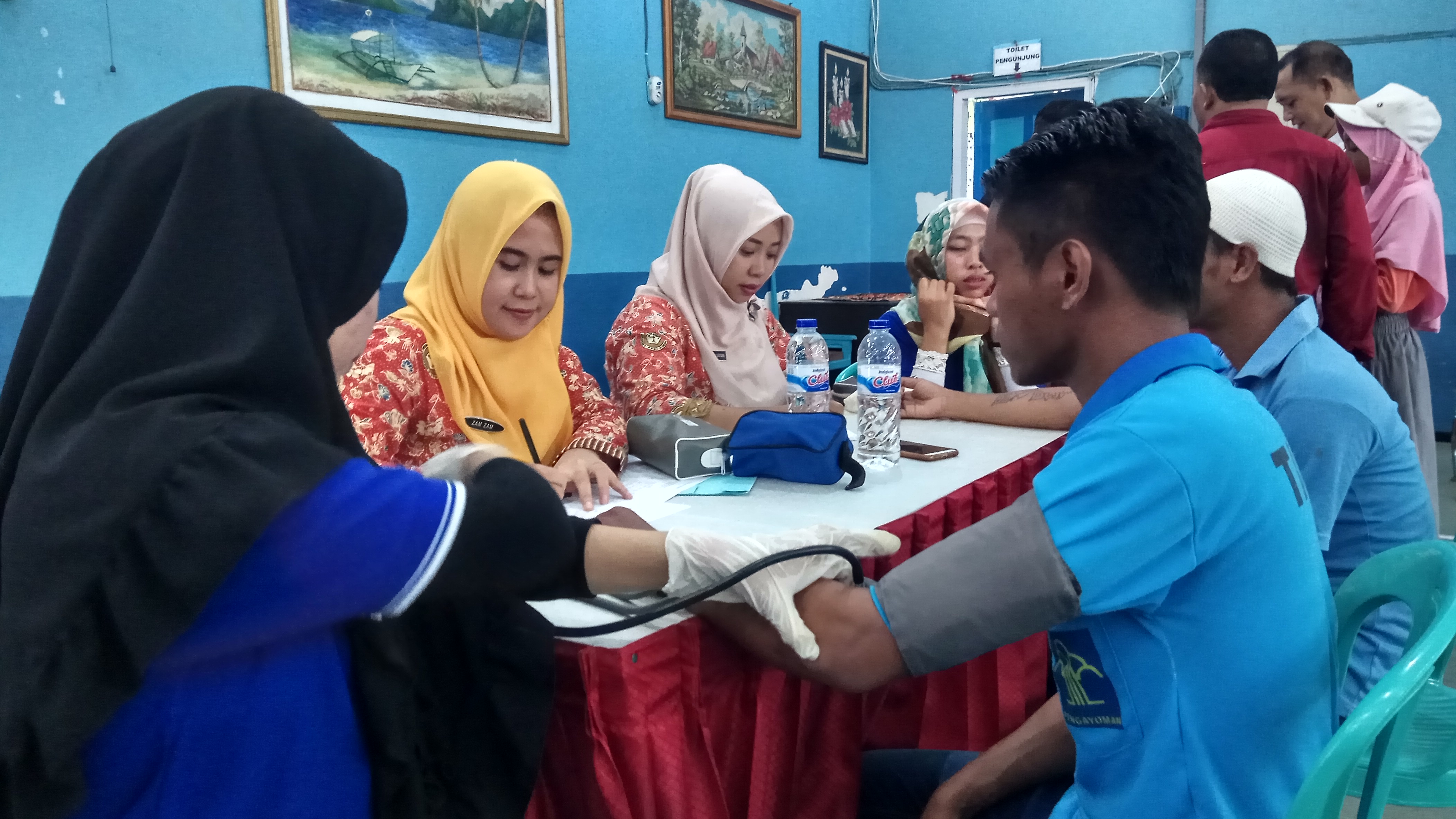 Petugas sedang memeriksa tensi salah seorang warga binaan Lapas Banyuwangi